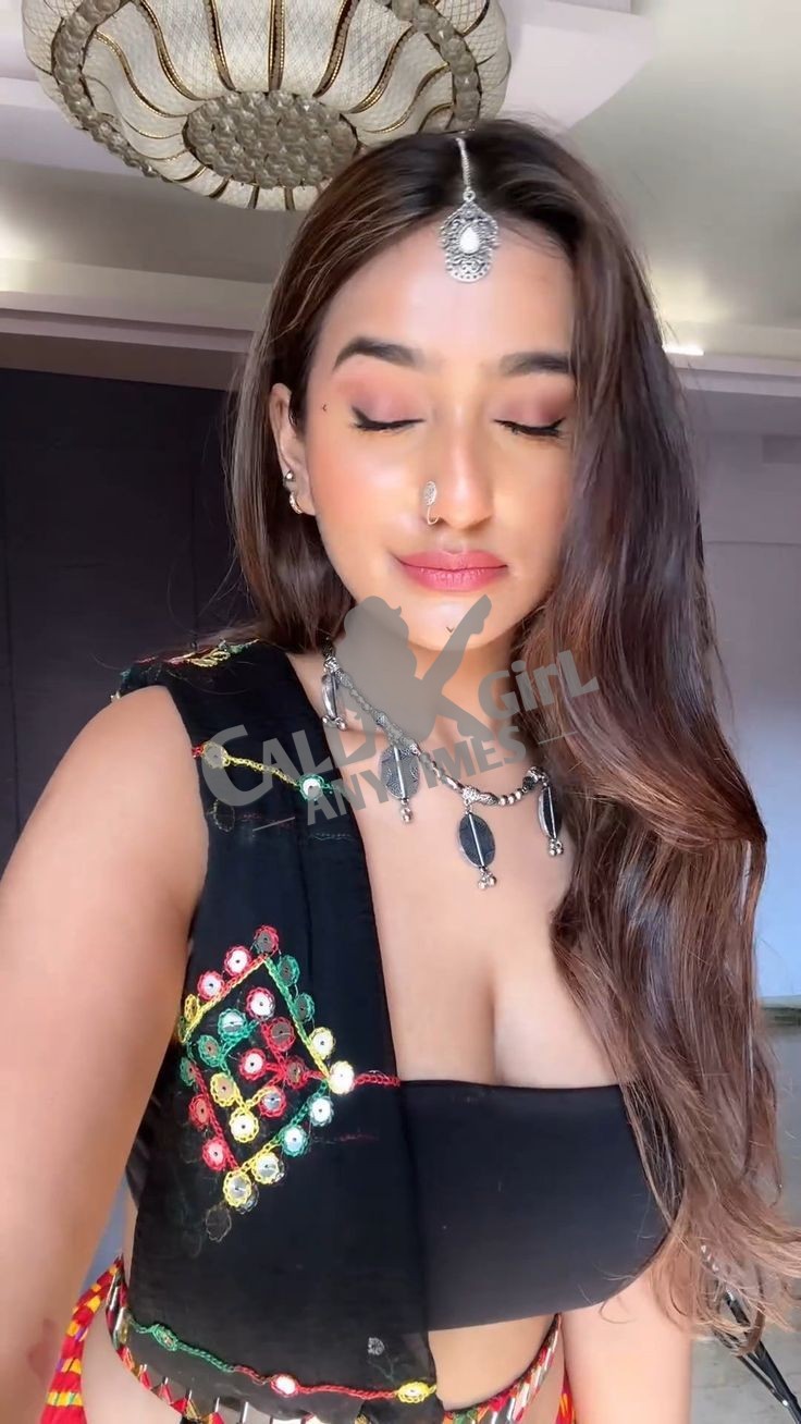 I'm paid cam young lady. Youthful and hot young lady with enormous boobs